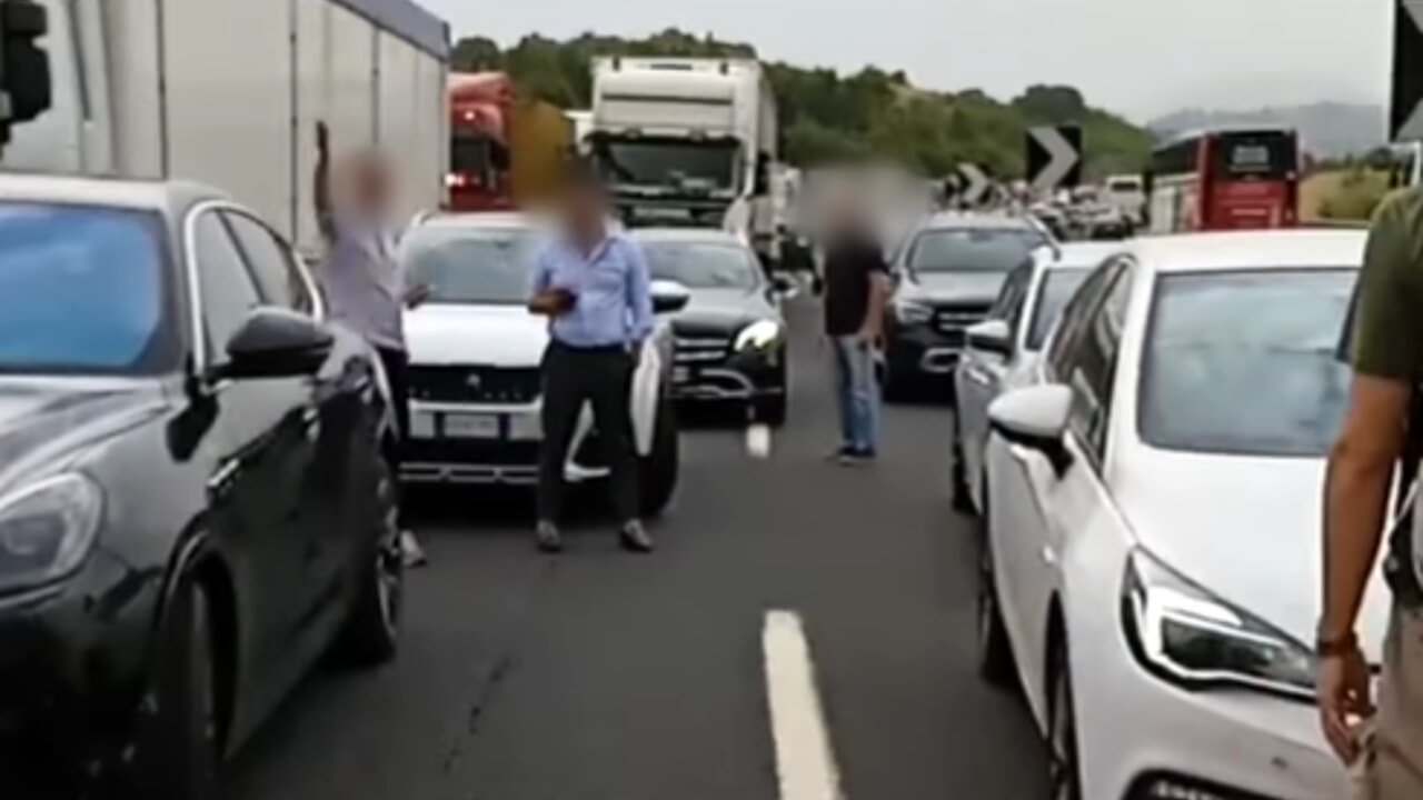 italia caos in autostrada tutto bloccato cosa succede da Thesocialpost.it italia caos in autostrada tutto bloccato cosa succede