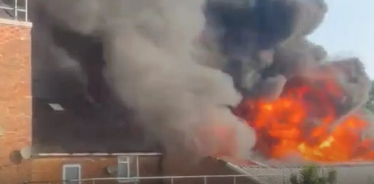 inferno di fuoco terribile incendio al supermercato coinvolti centinaia di pompieri da Thesocialpost.it inferno di fuoco terribile incendio al supermercato coinvolti centinaia di pompieri