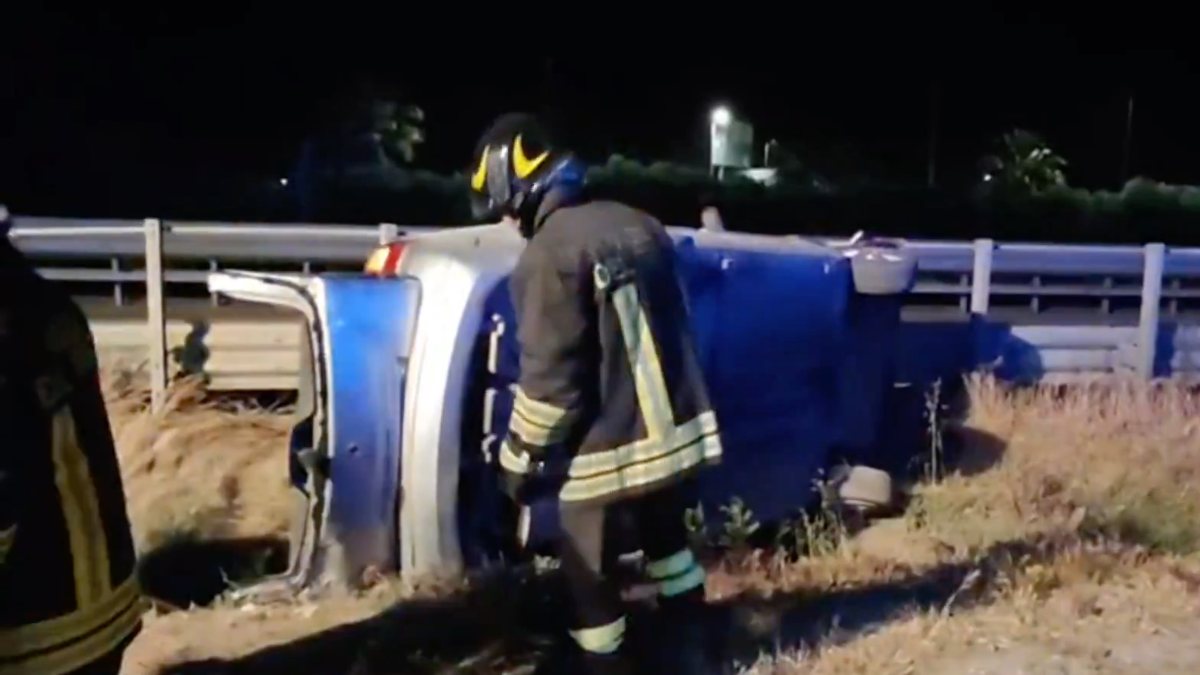 fuggano dal posto di blocco poi lo schianto dentro cinque giovani tragedia in italia da Thesocialpost.it fuggano dal posto di blocco poi lo schianto dentro cinque giovani tragedia in italia