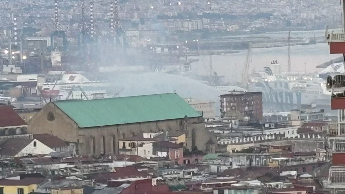 incendio sulla nave nel porto nube di fumo particelle irritante chiudete porte e finestre da Thesocialpost.it incendio sulla nave nel porto nube di fumo particelle irritante chiudete porte e finestre