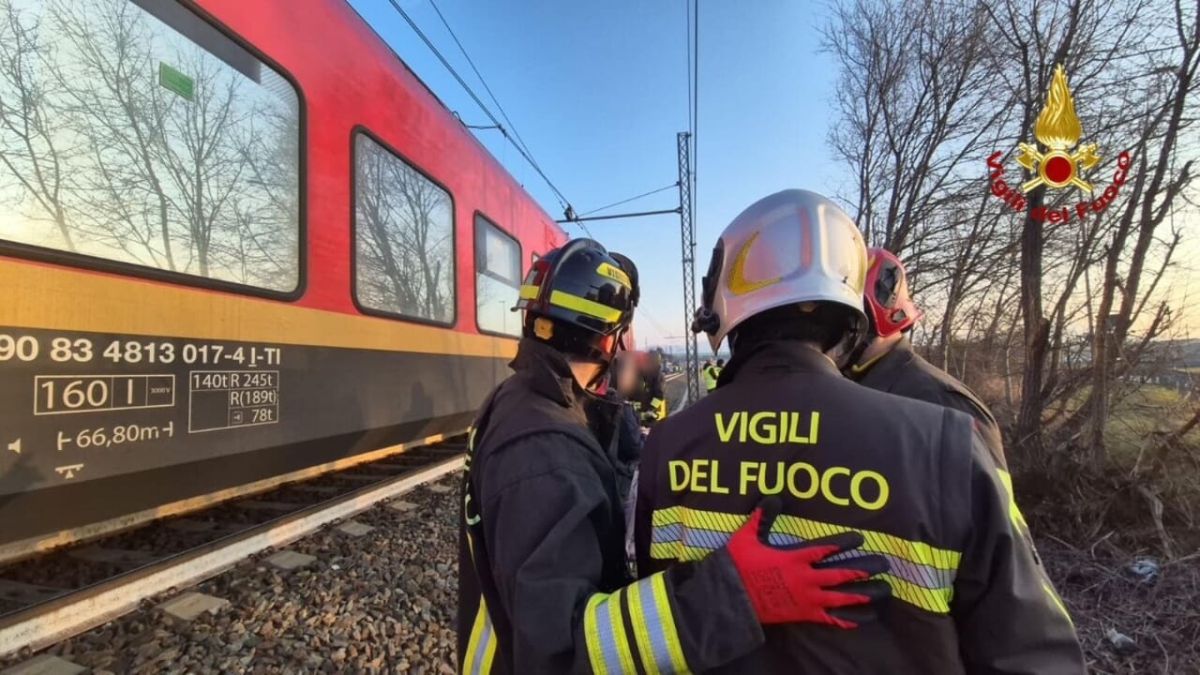 attentato incendio sui binari in italia treni bloccati enormi ritardi da Thesocialpost.it attentato incendio sui binari in italia treni bloccati enormi ritardi