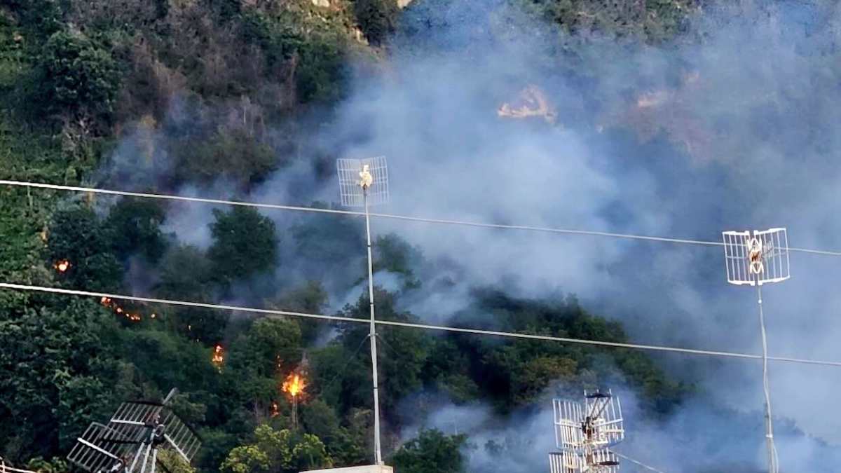 inferno di fuoco a napoli le fiamme minacciano le case scatta l8217emergenza da Thesocialpost.it inferno di fuoco a napoli le fiamme minacciano le case scatta l8217emergenza