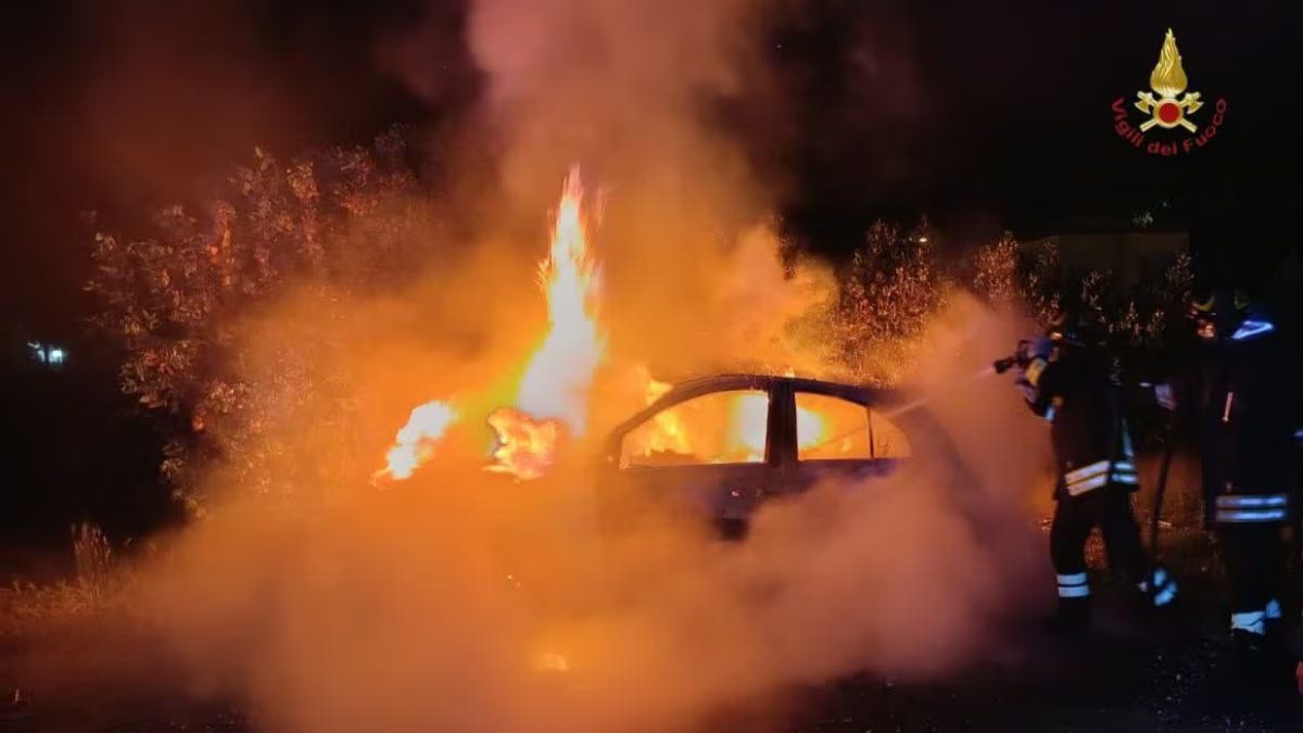 avvolta dalle fiamme spaventoso incendio panico nella citt224 italiana da Thesocialpost.it avvolta dalle fiamme spaventoso incendio panico nella citt224 italiana