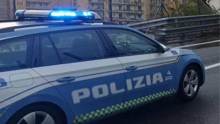 Scena di traffico e interventi dopo un grave incidente stradale