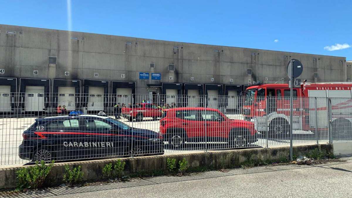 malori improvvisi al lavoro paura per esalazioni chimiche scatta l8217evacuazione da Thesocialpost.it malori improvvisi al lavoro paura per esalazioni chimiche scatta l8217evacuazione