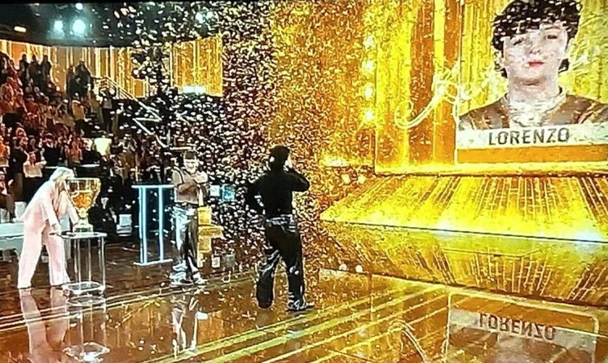 Lorenzo Salvetti alza la coppa di Amici 25 dopo la vittoria