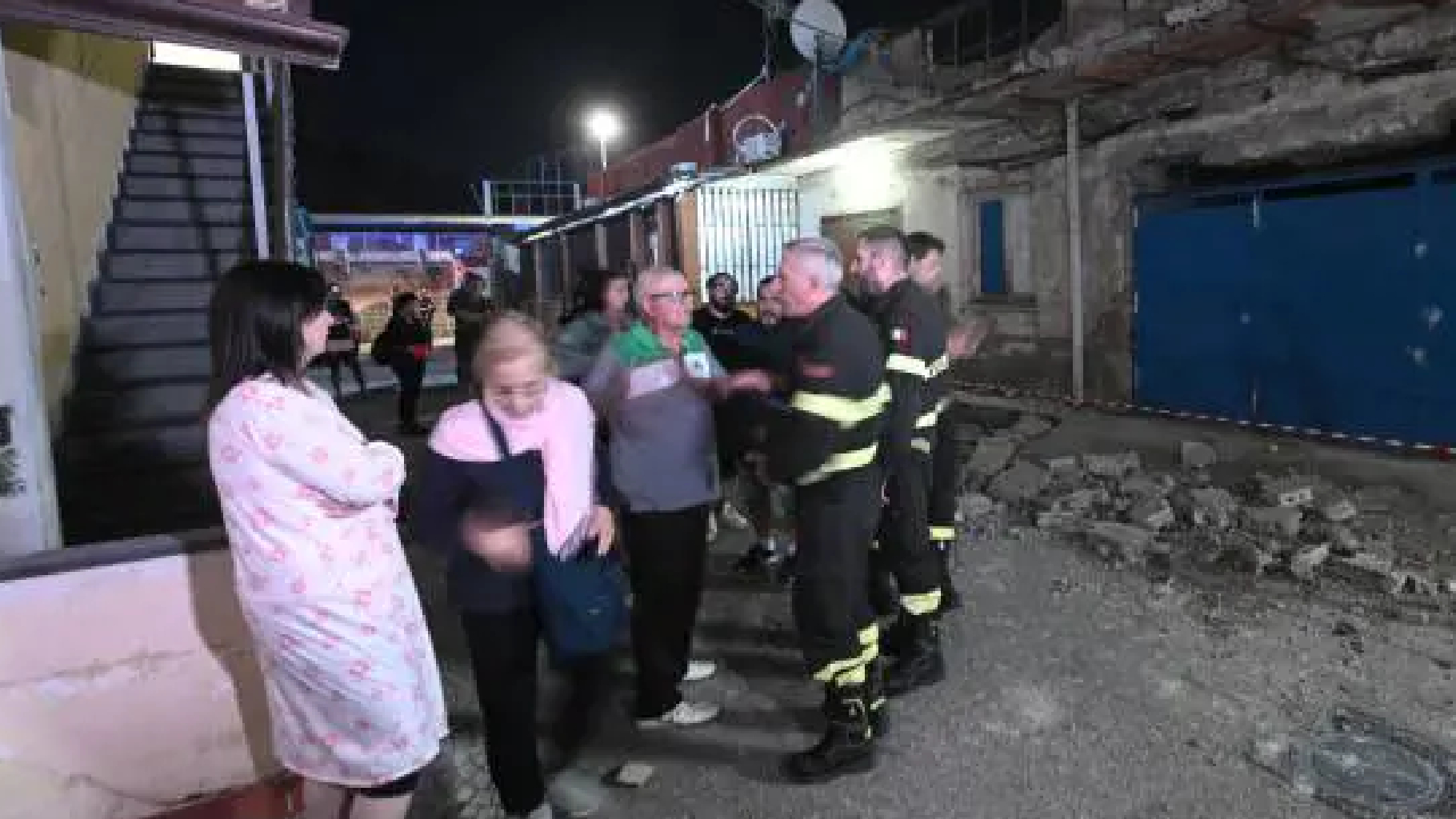 terremoto ai campi flegrei napoli si sveglia nella paura la scossa di magnitudo 44 scuote la citt224 da Thesocialpost.it terremoto ai campi flegrei napoli si sveglia nella paura la scossa di magnitudo 44 scuote la citt224