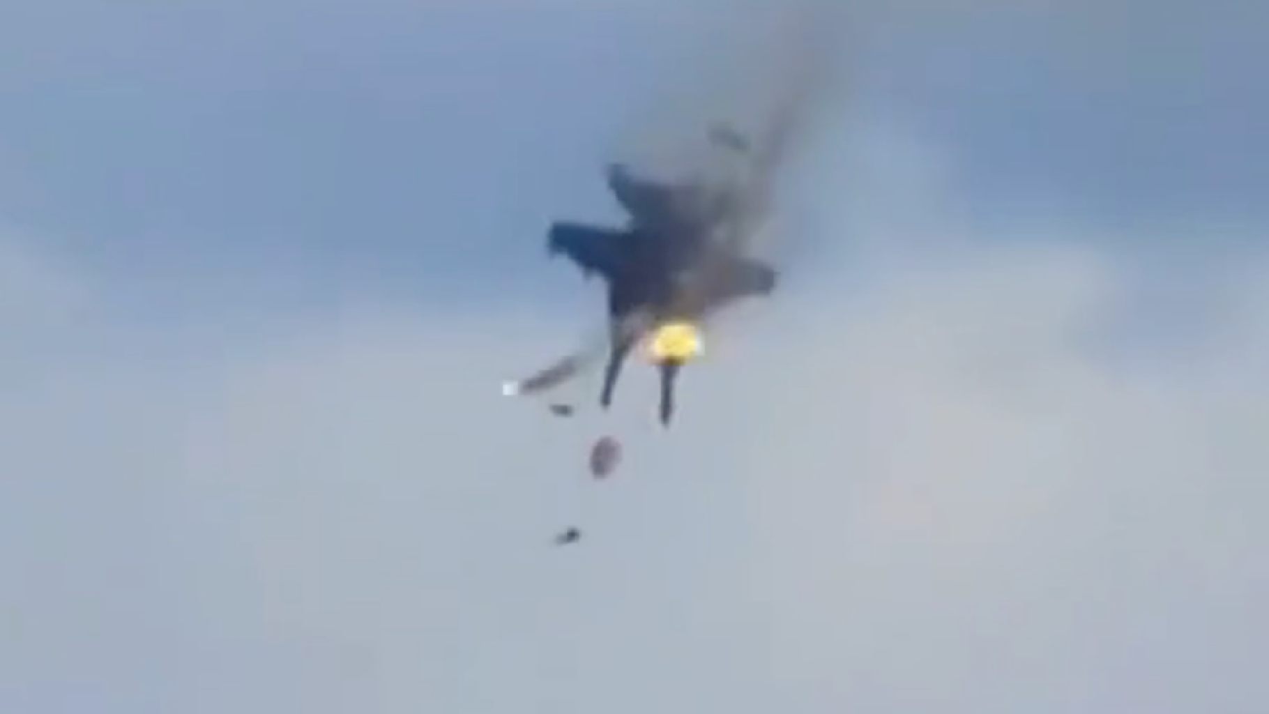 scontro in volo dar224 due aerei schianto tremendo da Thesocialpost.it scontro in volo dar224 due aerei schianto tremendo