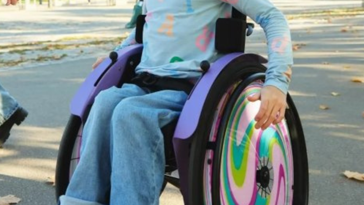 bambina muore dopo una caduta dalla sedia a rotelle durante una giornata sportiva a scuola da Thesocialpost.it bambina muore dopo una caduta dalla sedia a rotelle durante una giornata sportiva a scuola