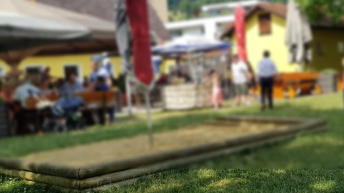 Ristorante e area transennata a Linz dopo la sparatoria