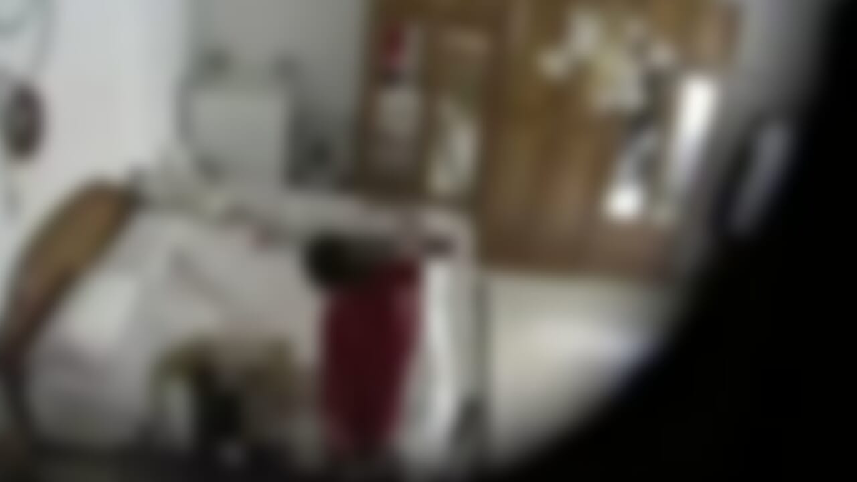 Tenta di strangolare la fidanzata e poi si nasconde nell’armadio di casa: incubo in Italia Tenta di strangolare la fidanzata e poi si nasconde nell’armadio di casa: incubo in Italia
