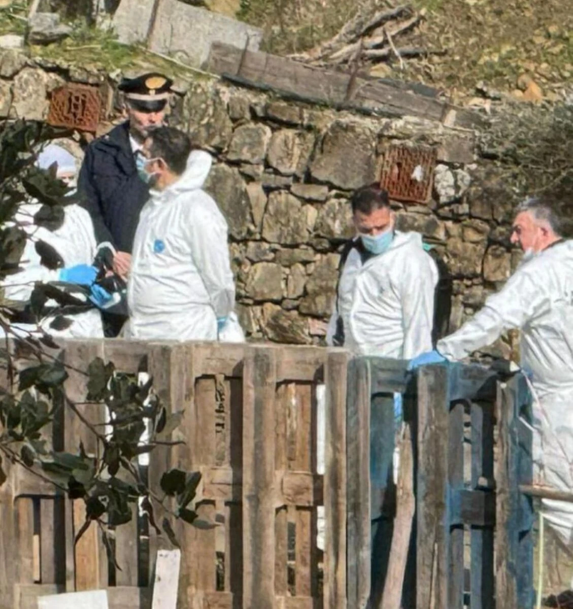 Carabinieri durante accertamenti e indagini
