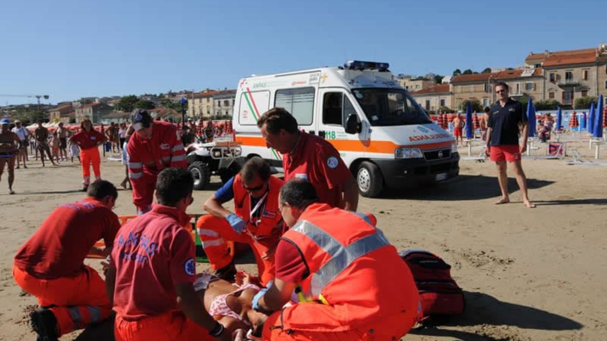 tragedia al mare donna muore mentre fa il bagno l8217orrore davanti a tutti da Thesocialpost.it tragedia al mare donna muore mentre fa il bagno l8217orrore davanti a tutti