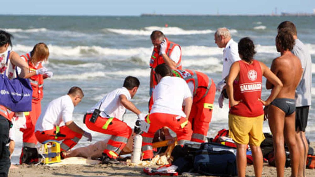 orrore in spiaggia uomo muore all8217improvviso tragedia scena atroce da Thesocialpost.it orrore in spiaggia uomo muore all8217improvviso tragedia scena atroce