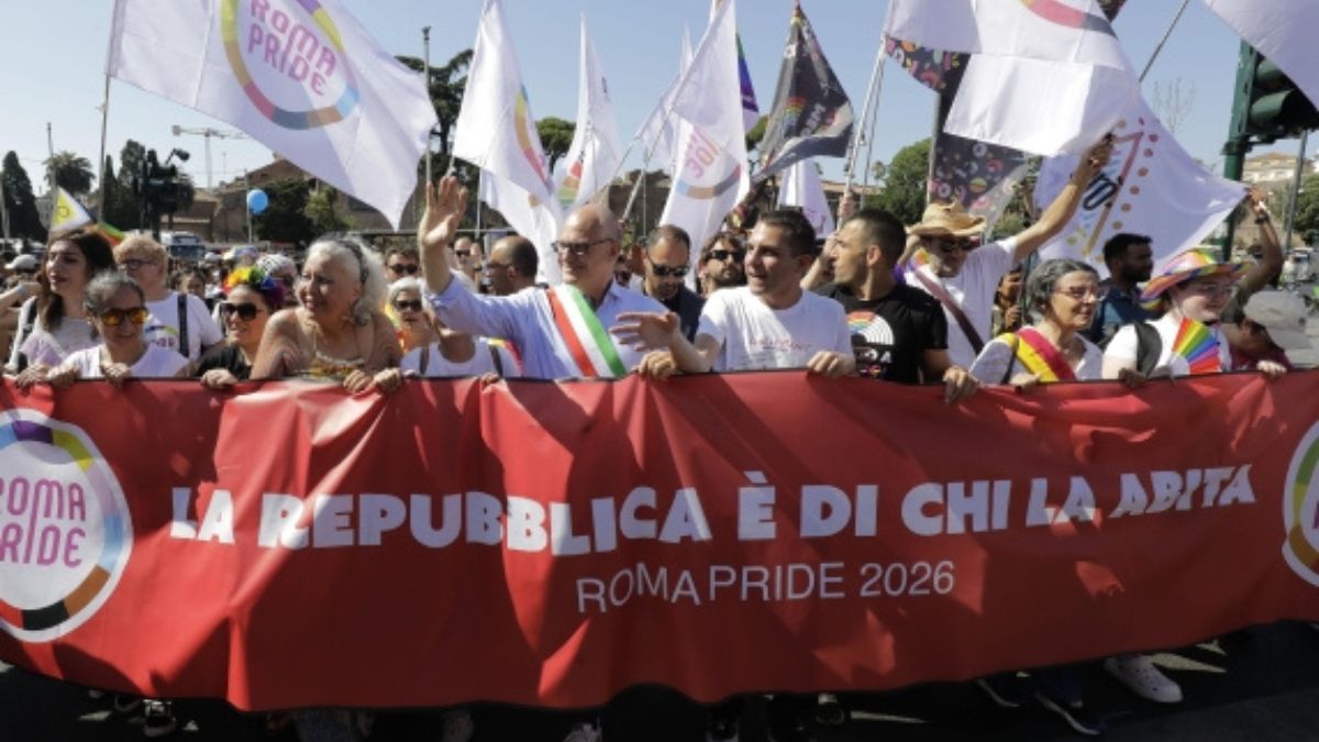 “Appesi a testa in giù”. Gay Pride, spuntano quelle immagini e si scatena di tutto