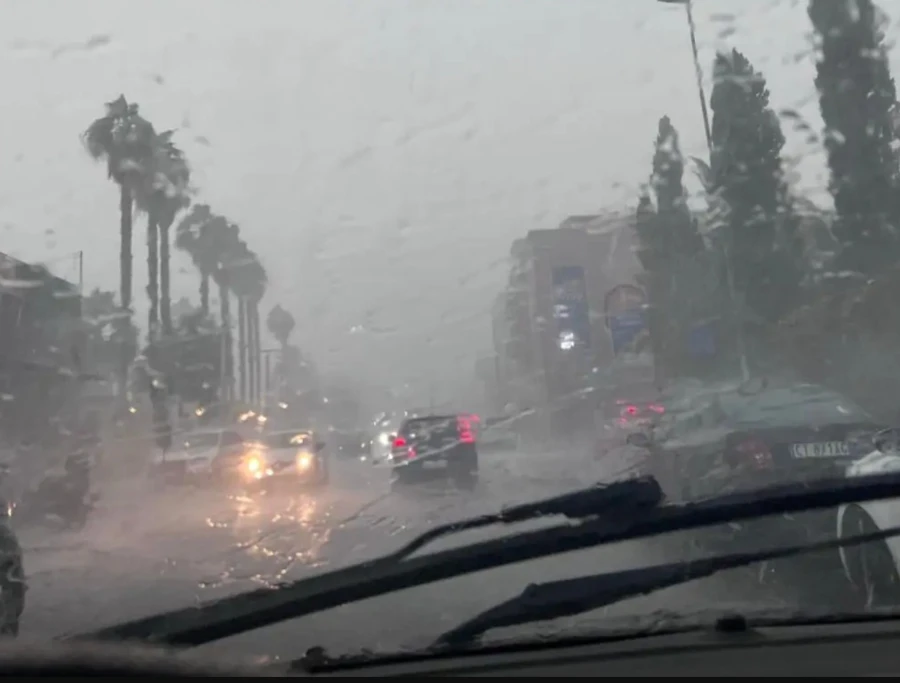 Albero sradicato in viale Ostiense a Roma: auto e taxi colpiti dal tronco