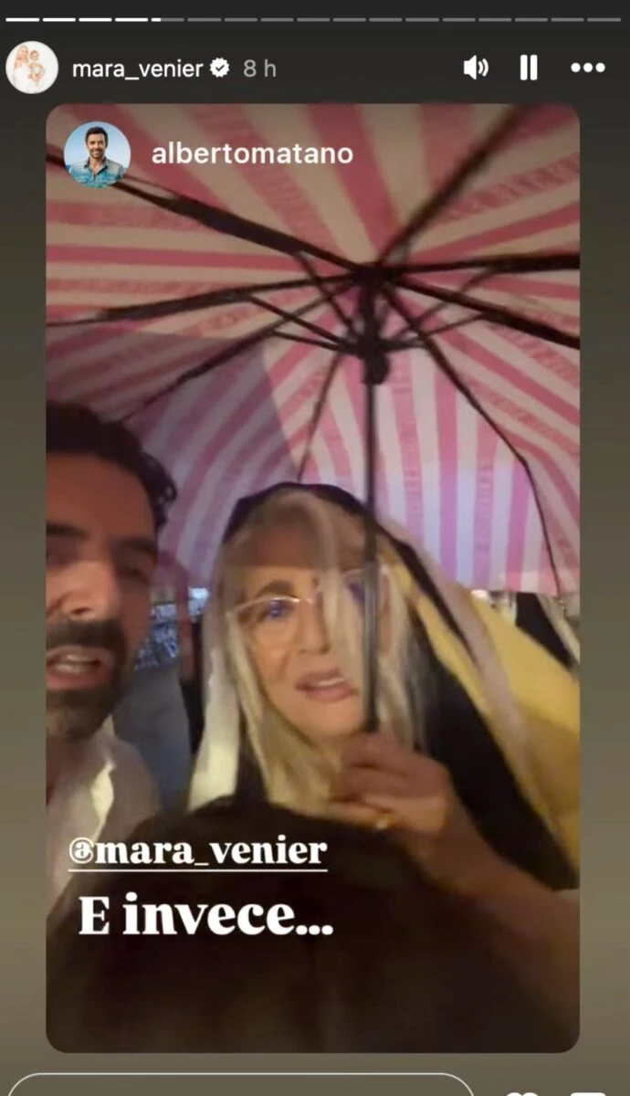 Backstage del Premio Agnes con ospiti bagnati dalla pioggia