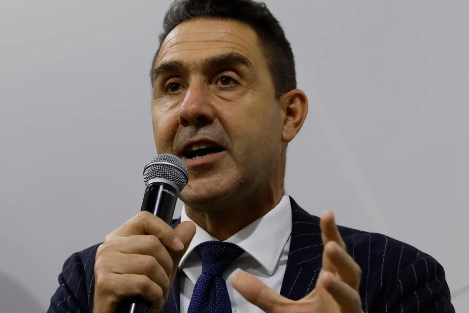 Roberto Vannacci in un contesto politico istituzionale