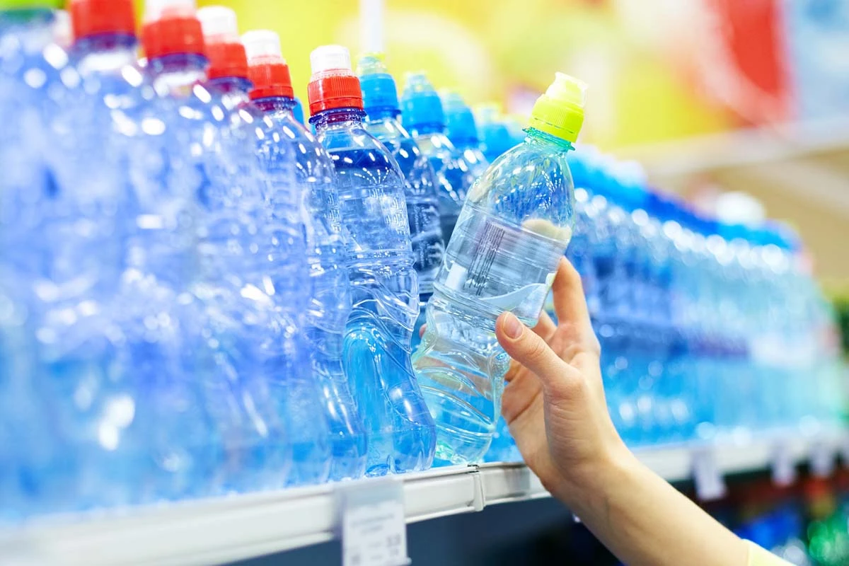 Bottiglie di acqua minerale in un supermercato