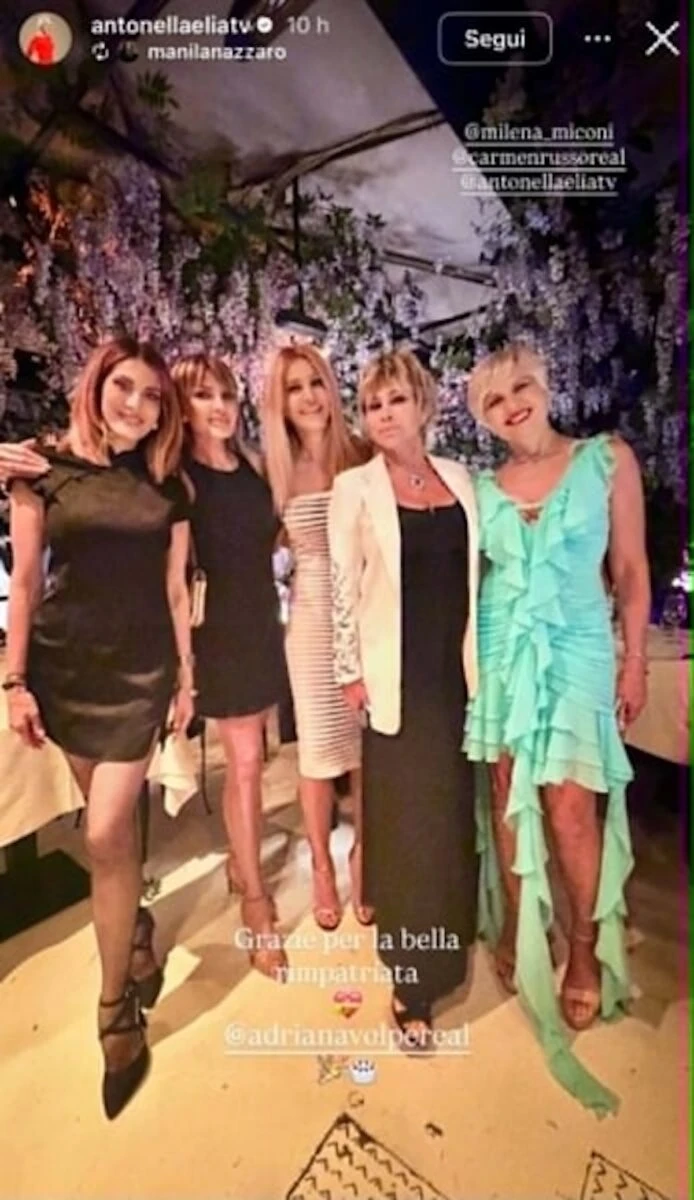 Adriana Volpe in abito bianco durante la festa di compleanno