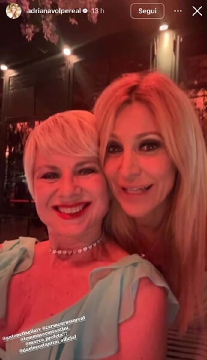 Momenti della festa di compleanno di Adriana Volpe con gli ospiti
