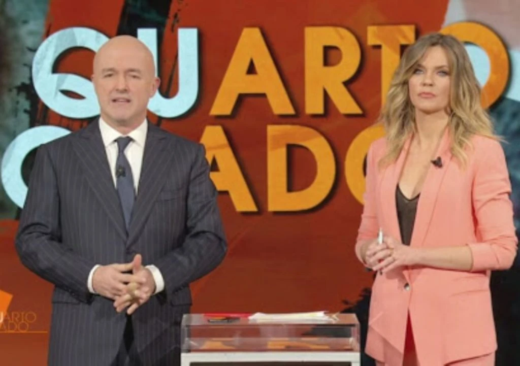 Studio di Quarto Grado con i conduttori: la trasmissione di cronaca nera su Rete 4