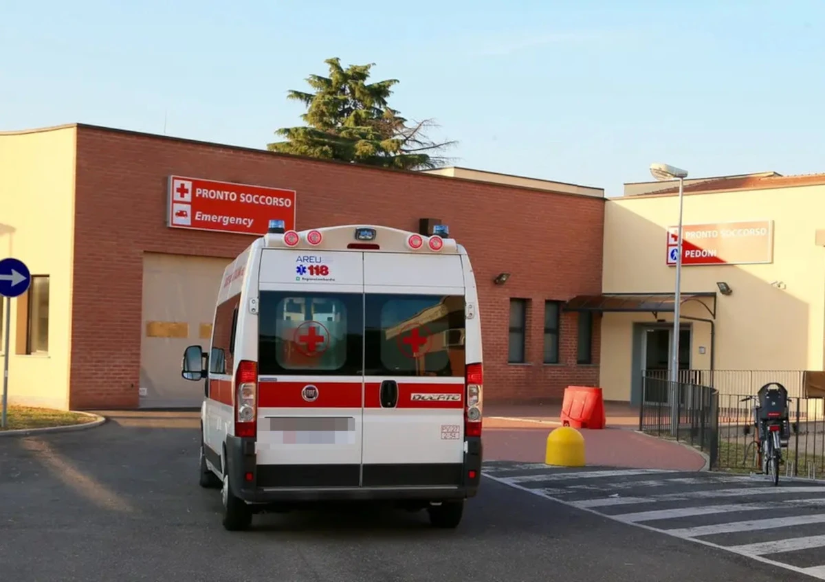 Ambulanza davanti a un ospedale