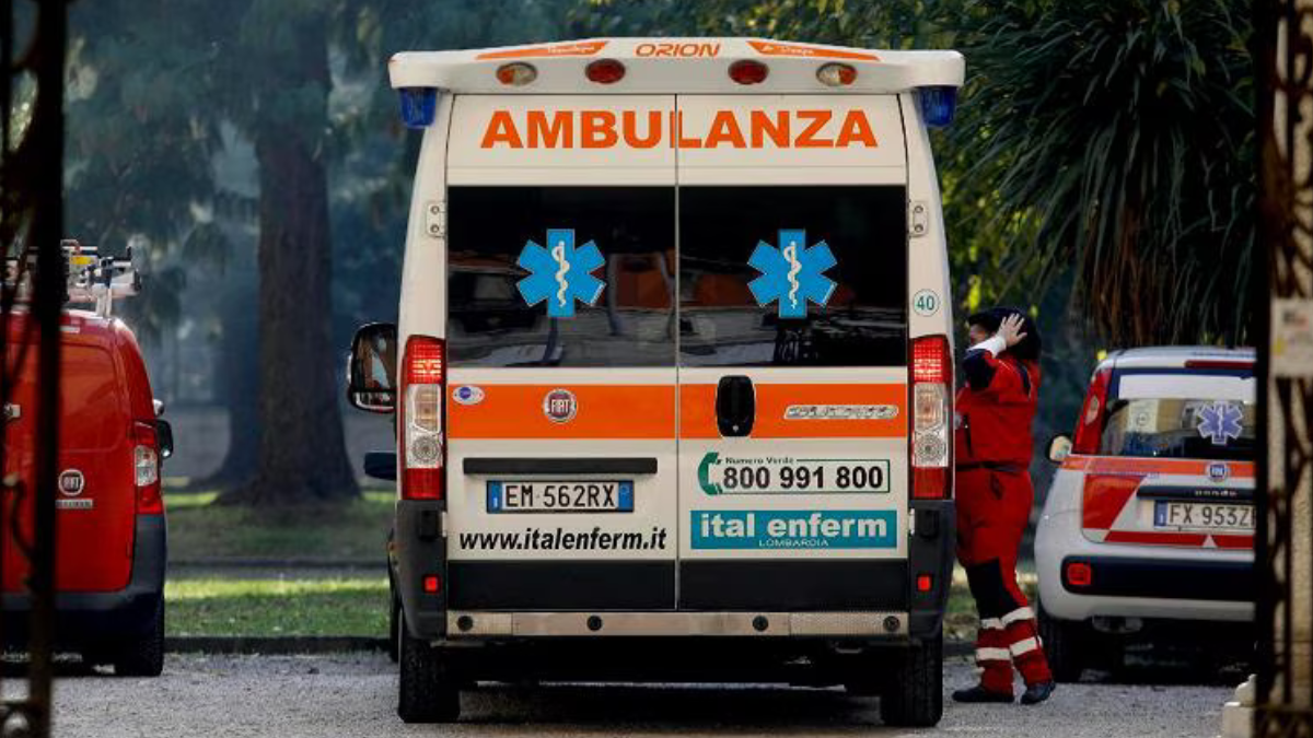 tragedia dopo una serata tra amici 23enne muore cadendo dal cofano di un8217auto da Thesocialpost.it tragedia dopo una serata tra amici 23enne muore cadendo dal cofano di un8217auto