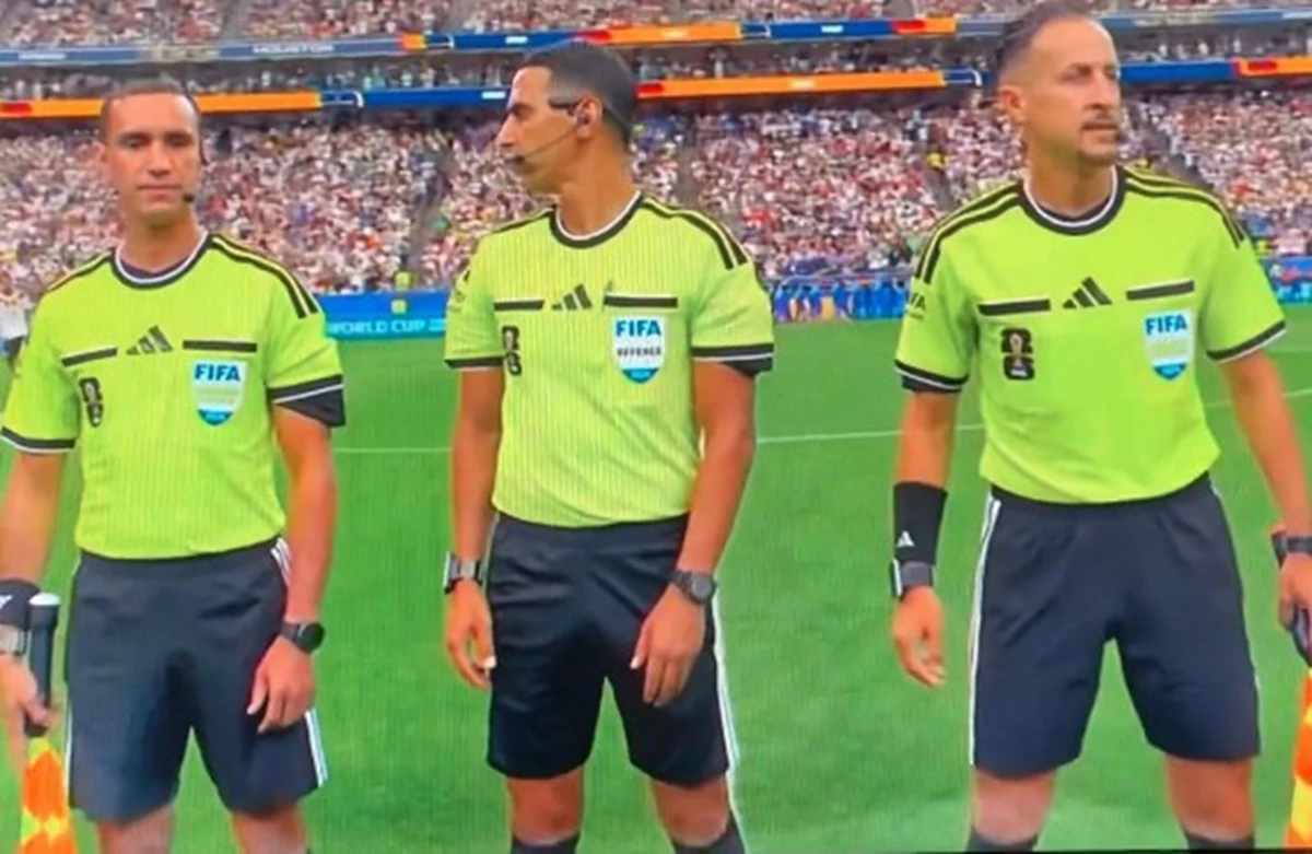 Arbitro ai Mondiali 2026 durante un collegamento con la sala VAR