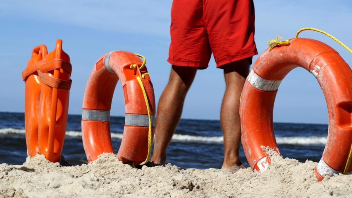 due bambine trascinate dalla corrente attimi di terrore in mare in italia da Thesocialpost.it due bambine trascinate dalla corrente attimi di terrore in mare in italia