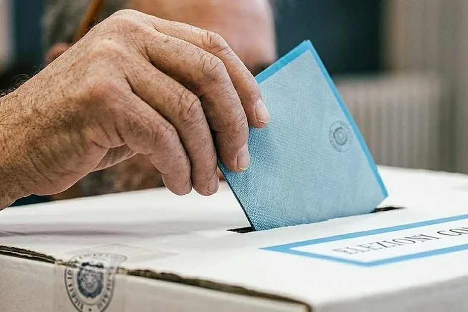 Urna elettorale e schede durante le elezioni comunali 2026