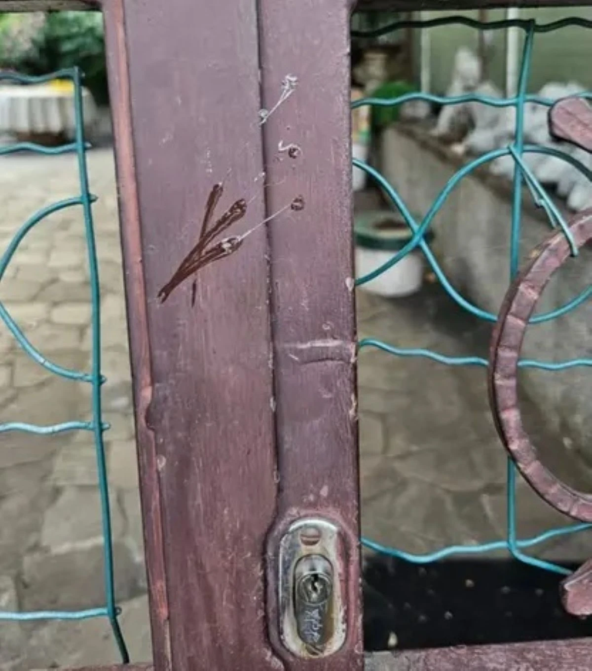 Furti in casa: esempio della tecnica del filo di colla sulla porta d'ingresso