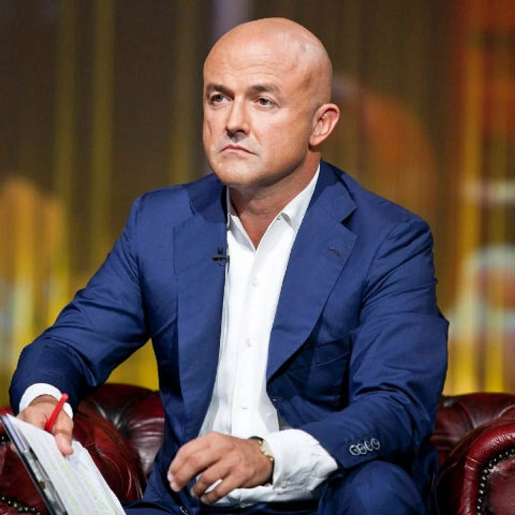 Gianluigi Nuzzi durante la puntata di Quarto Grado in cui mostra una foto del liceo