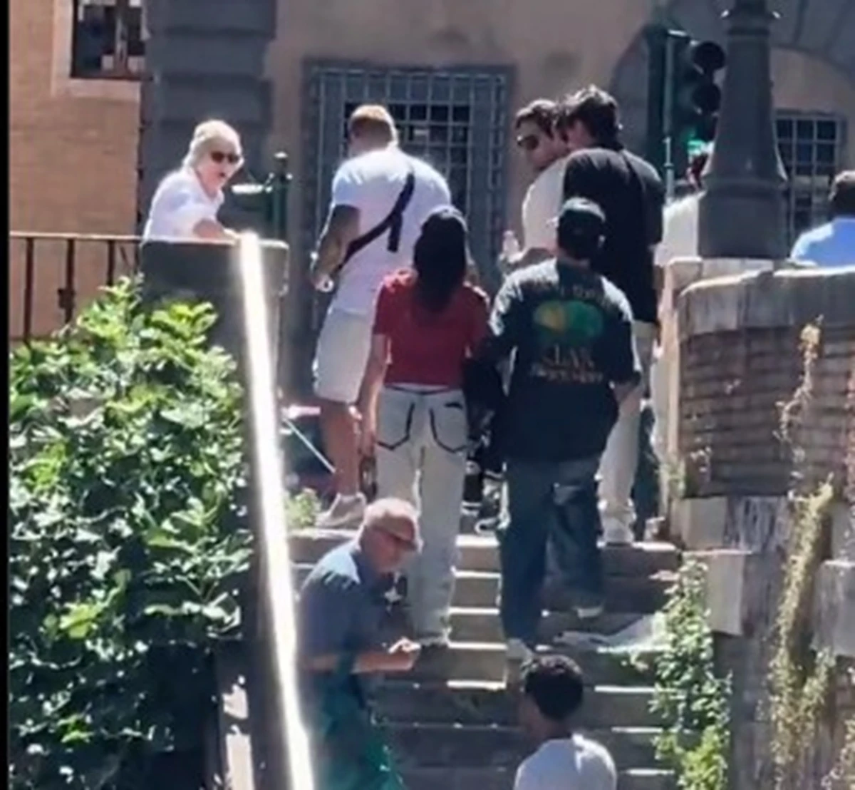 Momento del tentato borseggio ripreso nel video a Roma