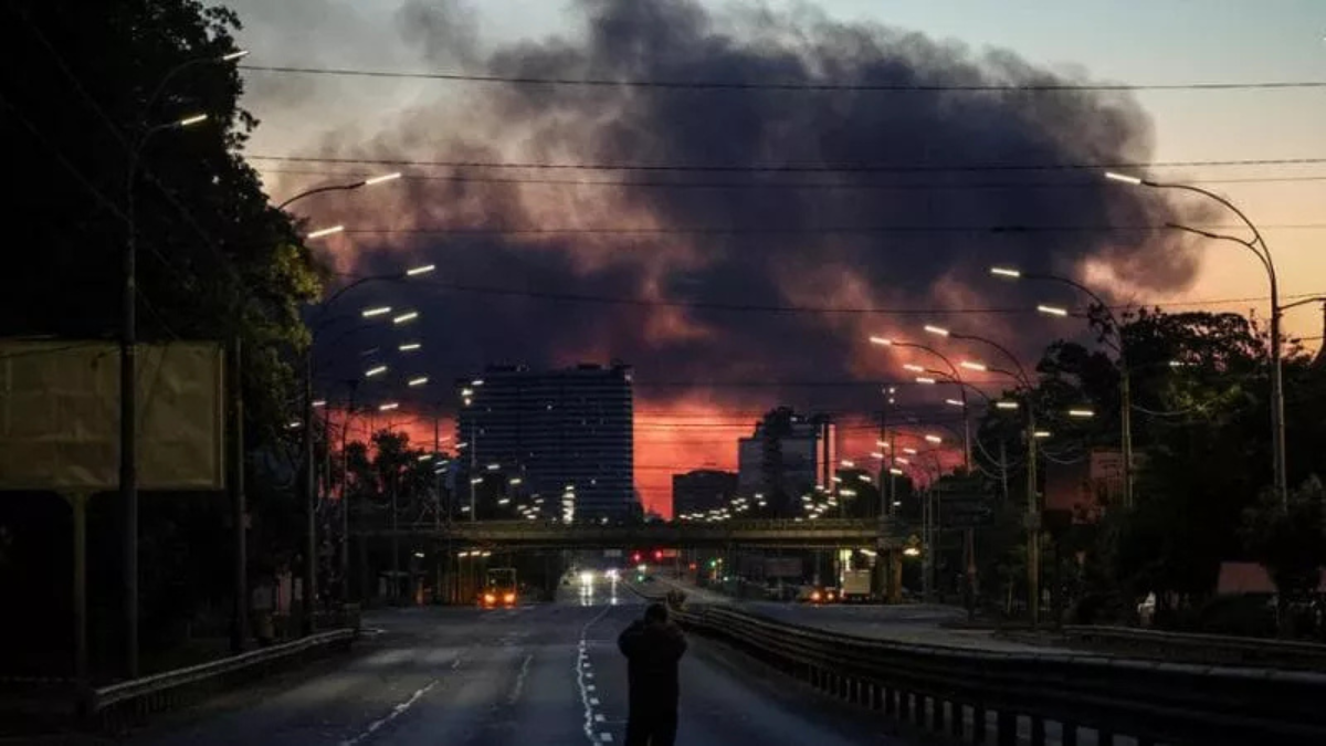 Guerra Ucraina, massiccio attacco di Mosca: morti, feriti e palazzi in fiamme a Kiev
