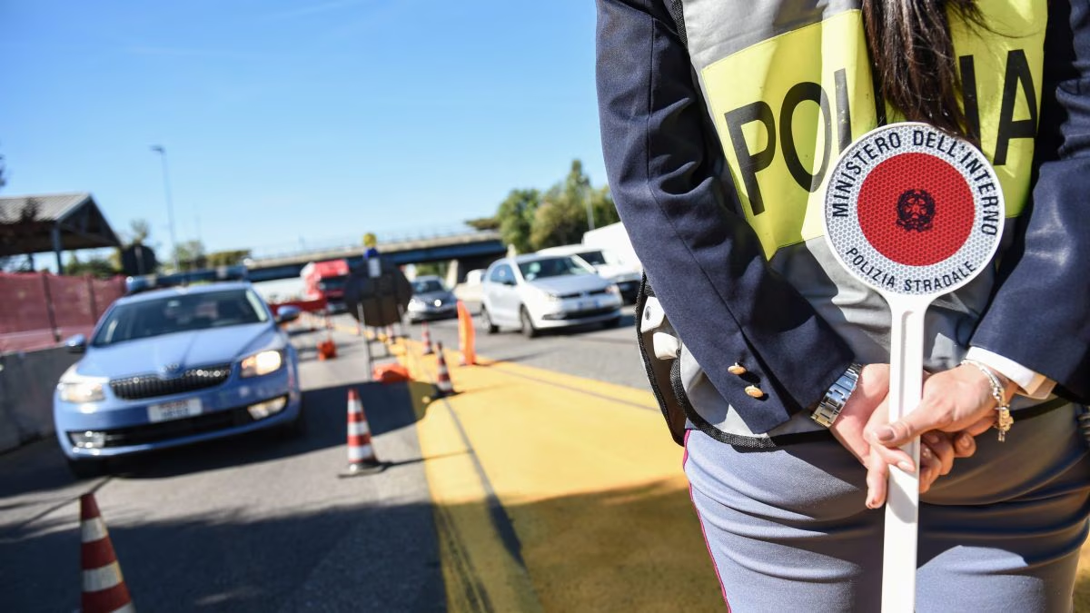 terribile schianto in italia motociclista a terra tutto bloccato chilometri di coda da Thesocialpost.it terribile schianto in italia motociclista a terra tutto bloccato chilometri di coda