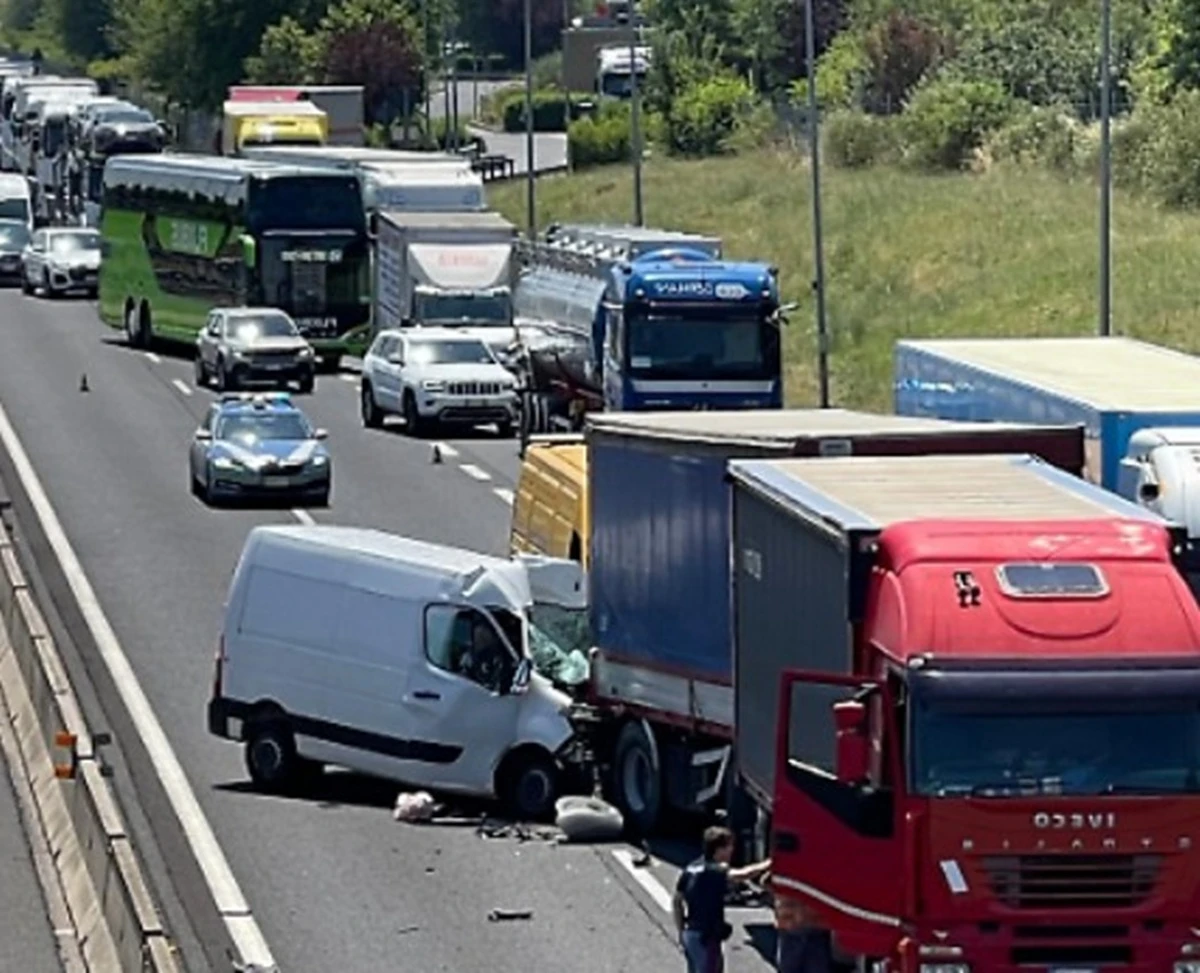 Incidente in autostrada: intervento dei soccorsi sul posto