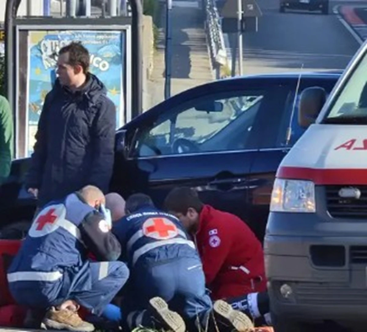 Rilievi e mezzi di soccorso sul luogo dell'incidente a Montorfano
