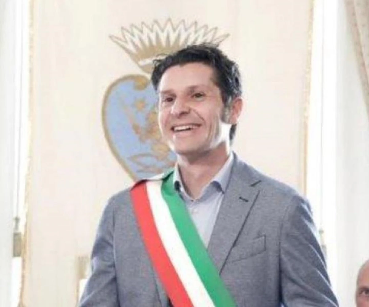 Inchiesta a Vieste: indagati assessora al Turismo e sindaco, al centro accertamenti su telefono e registrazioni