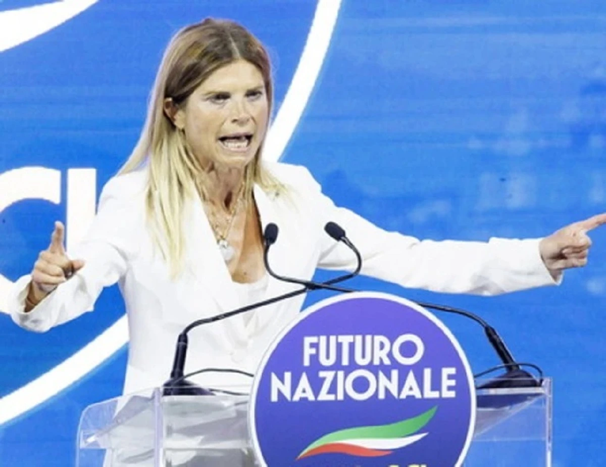 Laura Ravetto alla convention di Futuro nazionale con uno spray con la scritta Merito