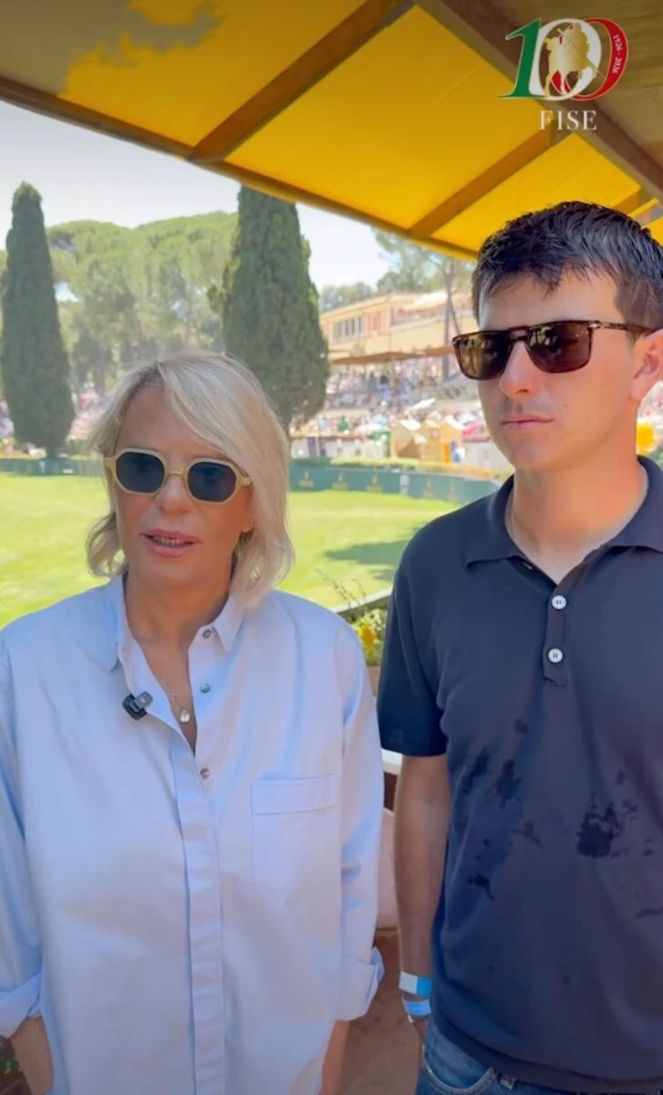 Maria De Filippi durante un evento legato all’equitazione
