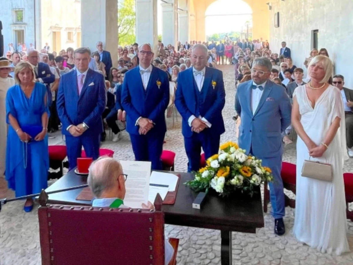 Foto degli sposi Alessandro Basso e Loris Bazzo durante la cerimonia