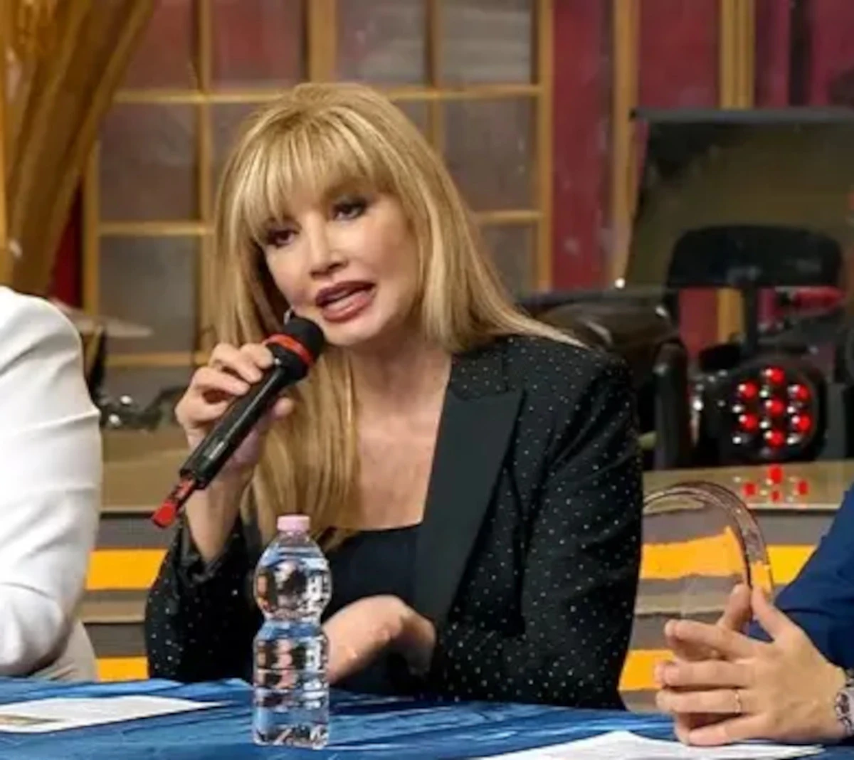 Milly Carlucci sorridente in una foto