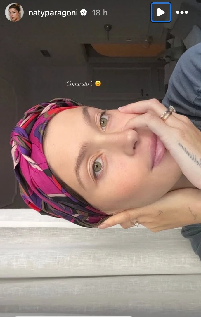Natalia Paragoni con foulard: il gesto simbolico dopo la chemio