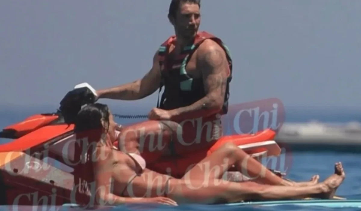 Stefano De Martino e Gilda Ambrosio fotografati insieme al mare