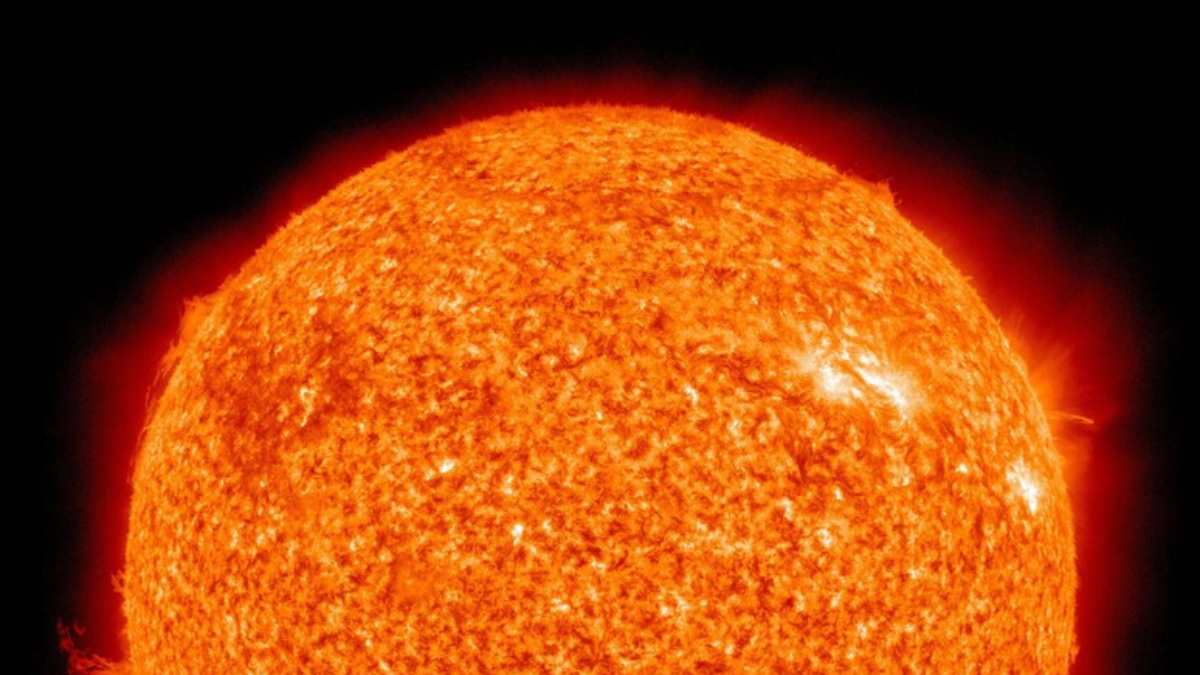 Allerta dal Sole: una nube di plasma corre verso la Terra, cosa può succedere