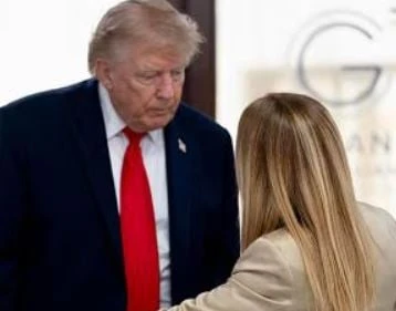 Donald Trump e Giorgia Meloni al G7 di Evian, scatto al centro delle polemiche