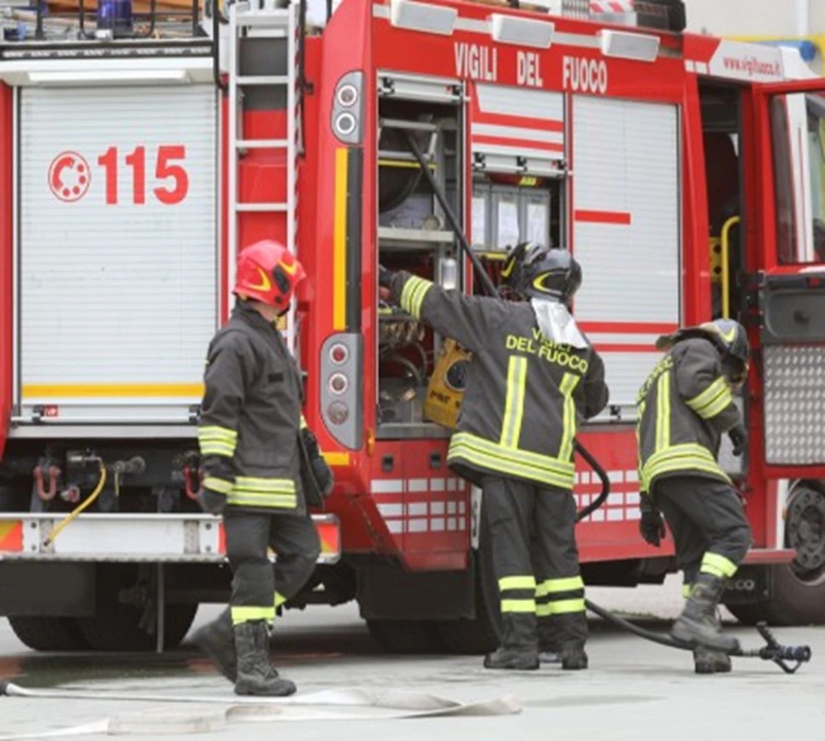 Intervento dei vigili del fuoco dopo un incidente stradale