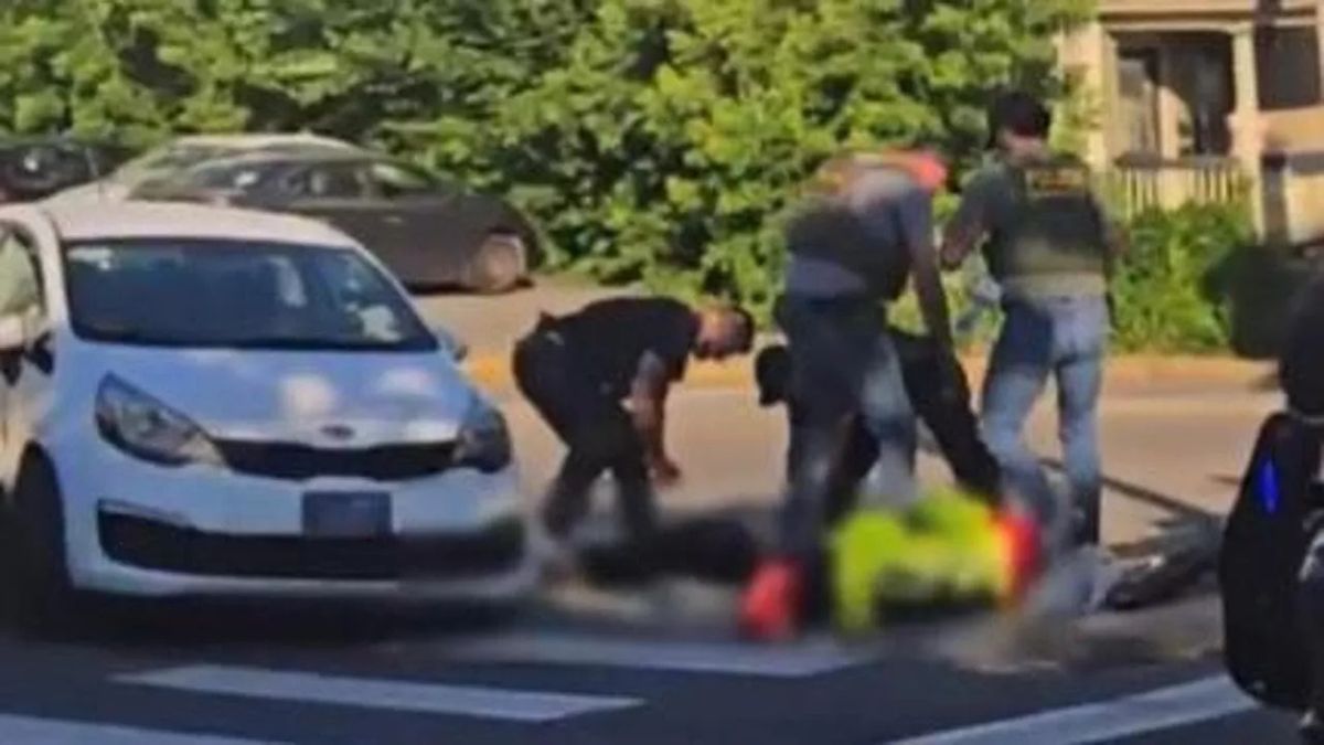 ucciso dagli agenti davanti a tutti la tragedia in pochi istanti esplodono rabbia e accuse da Thesocialpost.it ucciso dagli agenti davanti a tutti la tragedia in pochi istanti esplodono rabbia e accuse