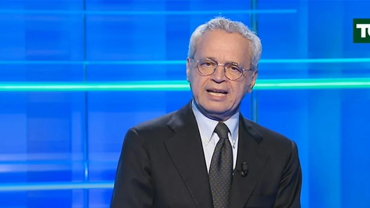 Enrico Mentana durante un annuncio televisivo